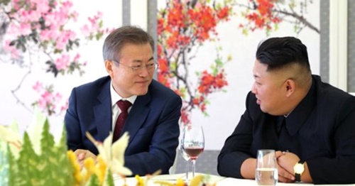 文在寅大統領（左）と金正恩北朝鮮国務委員長（写真＝平壌写真共同取材団）