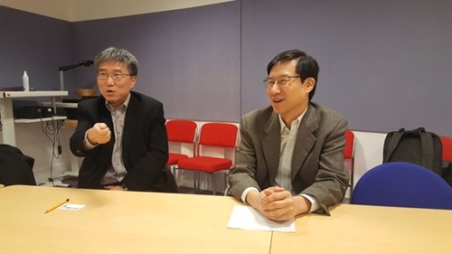 張夏準英ケンブリッジ大経済学科教授（左）と弟の張夏碩（チャン・ハソク）ケンブリッジ大教授