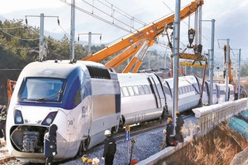 ９日、江陵市雲山洞の列車脱線事故現場でＫＯＲＡＩＬ関係者が大型クレーンを使って列車を起こしている。