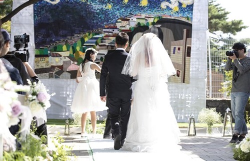 ９月３０日、ソウル昌信洞駱山オリニ公園で結婚式が行われている。