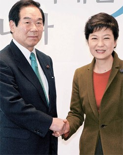 ２０１３年１月に安倍首相の特使団として韓国を訪問した額賀福志郎日韓議員連盟会長が　朴槿恵前大統領と握手をしている。