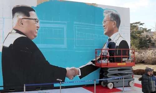 青瓦台サランチェ前に文在寅大統領と金正恩委員長の握手の姿が描かれた大型看板が設置されている。