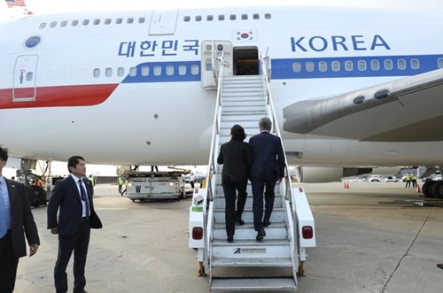 韓国の文在寅大統領と金正淑（キム・ジョンスク）夫人が第７３回国連総会出席と韓米首脳会談などを終えて９月２６日（現地時間）午後、米国ニューヨークのＪＦＫ国際空港からソウルに出発するため専用機に乗り込んでいる。