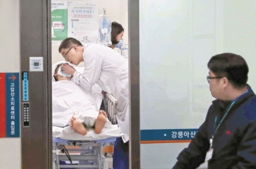 江原道江陵で体験学習中だったソウル大成高校３年生の男子生徒１０人が１８日午後、宿泊先のペンションで意識不明の状態で見つかった。一酸化炭素中毒症状を示した者のうち３人は亡くなり、７人は病院に運ばれて治療を受けている。江陵峨山病院で高圧酸素治療を終えたある学生が医療スタッフの診察を受けている。