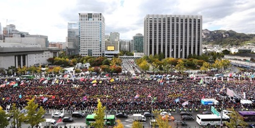 カカオが導入したカープールサービスに反対するタクシー業界の従事者が１０月１８日午後、ソウル光化門広場で生存権死守決議大会を開いて集会を行っている。