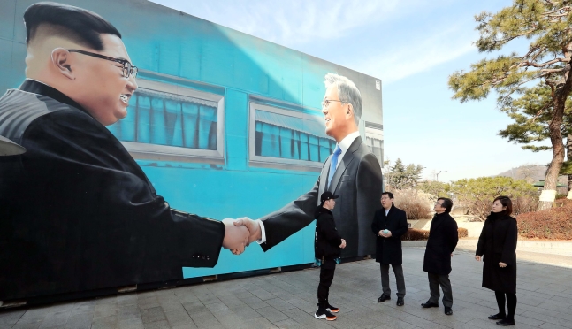 今月９日、青瓦台の前に文在寅大統領と金正恩国務委員長が握手する姿の大型看板が設置された。（中央フォト）