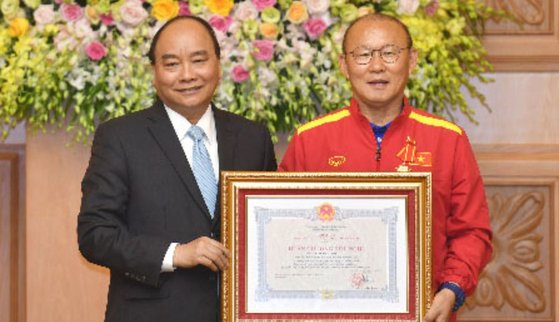 ベトナムのグエン・スアン・フック首相（左）と朴恒緒（パク・ハンソ）監督（写真＝ベトナム政府）