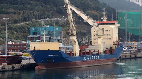 今年８月、制裁違反で米国の独自制裁対象に指定されたロシアの船舶「セヴァストポリ」が２１日、再び釜山港に入港して釜山南区の龍湖（ヨンホ）埠頭に停泊している。韓国政府は９月末、セヴァストポリ号に下していた出港保留措置をロシア政府の抗議により先月初めに解除したが、その後、同船は１カ月以上にわたって釜山港沖の海に留まり再び釜山港に入港した。