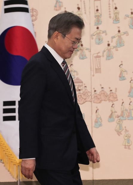 文在寅（ムン・ジェイン）大統領が２６日午前、青瓦台本館で開かれた駐韓大使信任状捧呈式場に入っている。（青瓦台写真記者団）