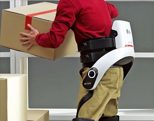 腰の力の補助する「ＬＧ　ＣＬＯｉ　ＳｕｉｔＢｏｔ」を着用して重い荷物を運んでいる作業員。（写真提供＝ＬＧエレクトロニクス）