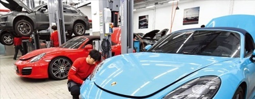 ポルシェコリアの整備職員が２７日、ソウル大峙洞（テチドン）にあるサービスセンターで入庫された車両を修理している。ポルシェは第８回韓経輸入車サービス指数（ＫＩＣＳＩ）評価で１位を占めた。