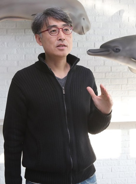 ソン・ホソン国立水産科学院鯨研究センター長が３０日、日本の国際捕鯨委員会脱退に関連して自身の考えを述べている。