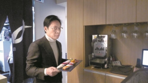 保守論客として活躍している鄭斗彦元議員が自身の日本料理店でサービングをしている。
