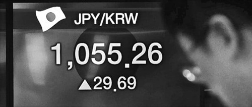 ３日、韓国ウォンが日本円に対して大幅に値下がりし、２５カ月ぶりのウォン安円高となった。写真はソウル明洞（ミョンドン）ＫＥＢハナ銀行ディーリングルーム。