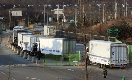２００９年、北朝鮮に伝えられるタミフルを積んだ車両が坡州都羅山南北出入り事務所で待機している。（写真＝中央フォト）