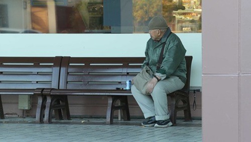 ベンチに座っている日本の高齢者。（写真＝中央フォト）