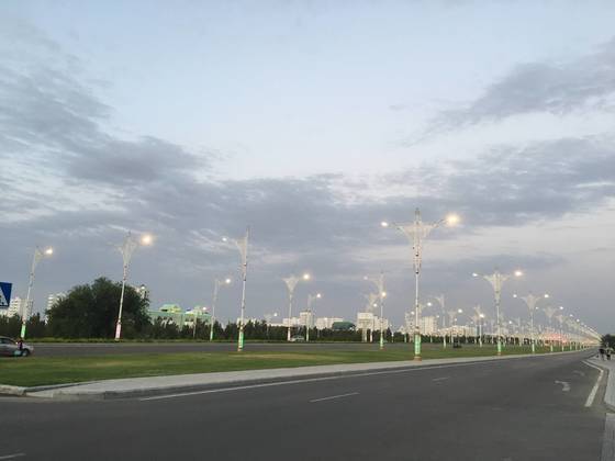 建物と街灯が白いトルクメニスタン