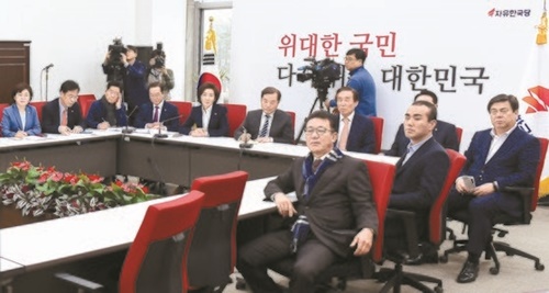 自由韓国党の羅卿ウォン院内代表（左から３番目）とキム・ビョンジュン非常対策委員長（左から４番目）をはじめとする議員が１０日午前、文在寅大統領の新年会見を視聴している。