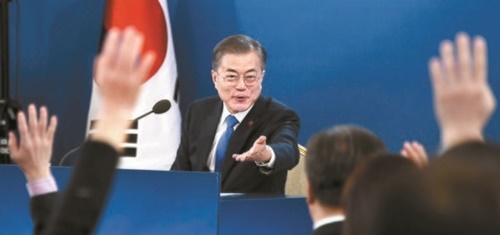 韓国の文在寅大統領は１０日、青瓦台で新年記者会見を行った。（写真＝青瓦台写真記者団）