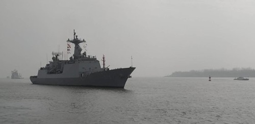 韓国海軍巡航訓練戦団所属の駆逐艦「李舜臣」が１４日午前、最後の寄港地である中国・上海の呉淞人民解放軍海軍港埠頭に入ってきている。（写真＝韓国海軍）