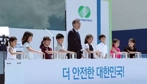 ２０１７年６月１９日、釜山機張郡の韓国水力原子力古里原子力本部で開かれた「古里１号機永久停止宣言式」に出席した文在寅大統領。地域の児童と永久停止ボタンを押した後、記念写真を撮影している。