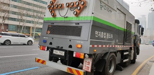 ソウル江南区清潭大路で路面清掃車が低速で運行中だ。時速８～１５キロで走行していて割り込みが多い。