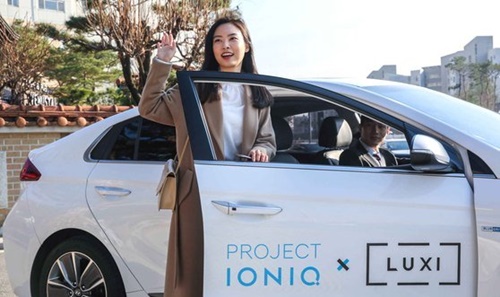 現代車は２０１７年、韓国カープールスタートアップＬＵＸＩと共同で未来モビリティー研究プロジェクトである「アイオニック・プロジェクト」を進めることにしていたが、韓国タクシー業界の反発と規制などで１年も経たず事業をあきらめた。（写真＝現代自動車）