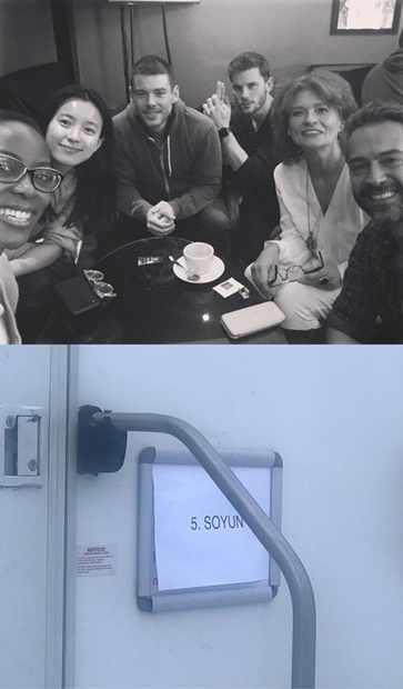 （上）ドラマ『トレッドストーン』の出演陣と写真撮影する女優のハン・ヒョジュ（左から２人目）と（下）ハン・ヒョジュのトレーラーの入口の様子。（写真＝本人のインスタグラム）