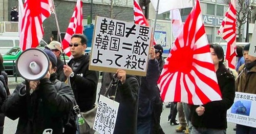 日本の「嫌韓」デモ隊（写真＝中央フォト）