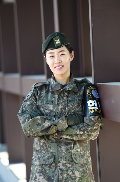 １８日、ＪＳＡ警備大隊に配属された初の女性隊員であるソン・ユジン中士がポーズを取っている。（写真提供＝国防日報）
