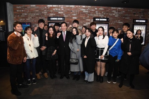 ハングル団体と映画を鑑賞した韓国の李洛淵首相