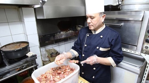 ソウル・東国大学のスンデクク屋で料理長を務めるウズベキスタン出身のミロフさんが調理している。