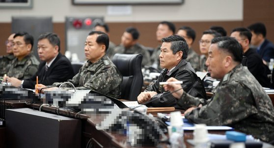 国防部の鄭景斗長官が２６日に釜山の海軍作戦司令部を訪問し対備態勢現場を点検している。（写真＝国防部）