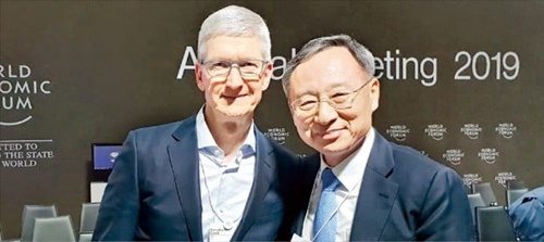 ＫＴの黄昌圭会長（右）が２２日にダボスフォーラム国際ビジネス委員会（ＩＢＣ）ウィンターミーティングでアップルのティム・クックＣＥＯと会って５Ｇなどの協力案を話し合った。（写真＝ＫＴ提供）