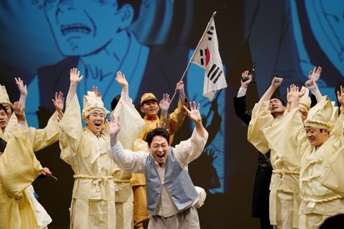 演劇『世紀の男』。三・一運動や韓国戦争など近現代史の大規模な事件を１２５歳の老人パク・ドクベの個人的経験から見つめる。映画『フォレスト・ガンプ／一期一会』式の漫画的技法だ。（写真提供＝韓国文化芸術委員会）