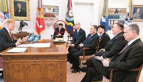 トランプ大統領が１８日、ホワイトハウスの執務室で金英哲（キム・ヨンチョル）労働党副委員長から金正恩国務委員長の親書を受けている。赤い丸がキム・ヒョクチョル元駐スペイン北朝鮮大使。