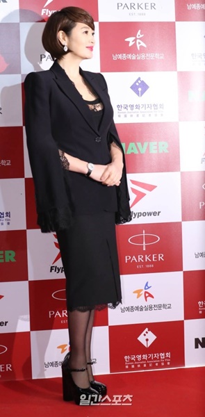 ３０日午後、ソウル中区韓国プレスセンターで開かれた第１０回今年の映画賞授賞式のフォトタイムで取材陣に対してポーズを取っている女優のキム・ヘス。