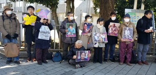 １日、東京千代田区永田町の総理官邸の前で在日同胞と日本市民が慰安婦被害者の金福童さんを追慕する集会を開いている。