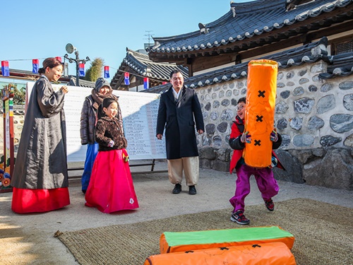 今日は旧暦の１月１日、韓国のお正月「ソルラル」。親族で集まりお正月遊びを楽しんだりと、一年の始まりを祝う韓国の名節です。今年１年も、多くの幸せがありますように。セヘポッマ～ニパドゥセヨ（良い年になりますように）！