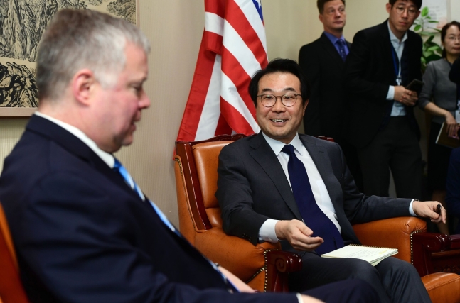 李度勲韓半島平和交渉本部長（右）がソウルの外交部で米国ビーガン北朝鮮担当特別代表と対話している。