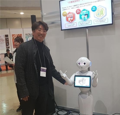 日本のソフトバンクが開発した高齢者筋肉訓練ロボット。このロボットは高齢者が自分で筋肉を“貯金”できるように支援する。