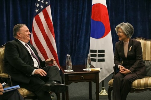 康京和外交部長官（写真右）とポンペオ米国務長官が１４日（現地時間）ポーランド・ワルシャワで会談し、第２回米朝首脳会談の成功的開催方案などについて議論している。（写真＝韓国外交部提供）
