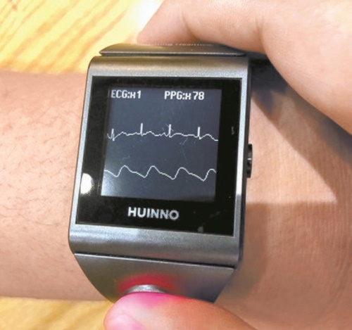 （株）ヒューイノが開発した心電図検査機能があるウェアラブル機器（写真＝韓国科学技術情報通信部）