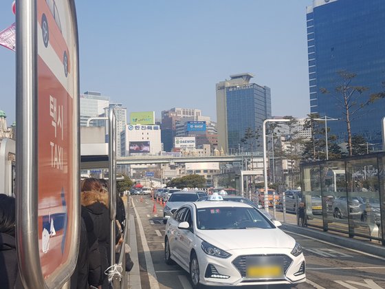 タクシー料金値上げ初日の１６日午前、ソウル駅前のタクシー乗り場でタクシーが客を乗せている。