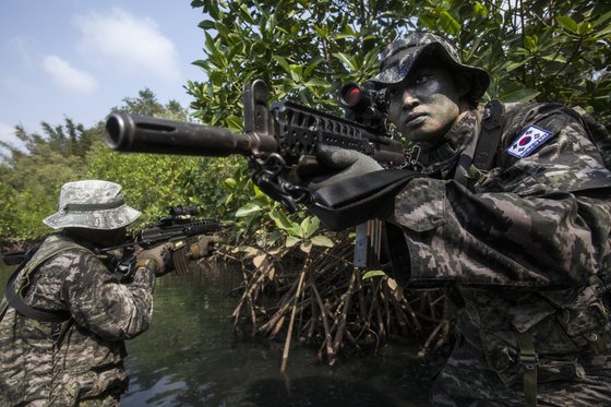 タイで行われたコブラゴールド演習で韓国海兵隊員がジャングル捜索訓練をしている。（写真＝海兵隊）
