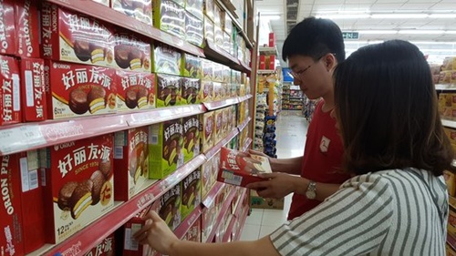 中国のある食品売り場で消費者がオリオン製品を選んでいる。（写真＝オリオン）