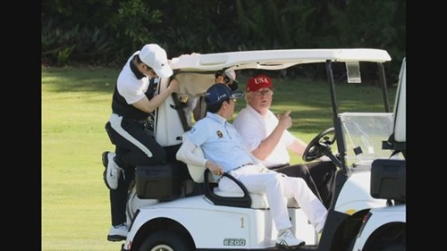 ドナルド・トランプ米国大統領と安倍晋三首相が昨年４月１８日（現地時間）、フロリダのマールアラーゴリゾートでゴルフのラウンディングをしている。（写真提供＝内閣広報室）