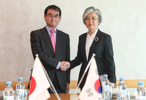 康京和外交長官と河野太郎外相が１５日（現地時間）、ドイツで韓日外相会談の前に握手している。（外交部提供）