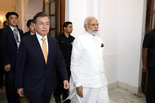 韓国の文在寅大統領とインドのナレンドラ・モディ首相が昨年７月１０日（現地時間）、インド・ニューデリーの総理室迎賓館で韓印拡大首脳会談を行うために会場入りしている。（写真＝青瓦台写真記者団）