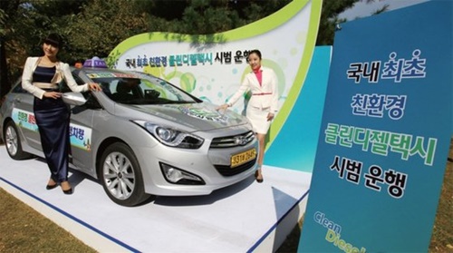 過去には韓国政府もディーゼル車を「クリーンディーゼル」として奨励した。２０１１年に国会議員会館前で公開されたクリーンディーゼルタクシー。（写真＝中央フォト）